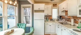 The Dahl Cottage: Cozy Studio Steps to Gondola