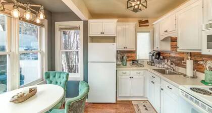 The Dahl Cottage: Cozy Studio Steps to Gondola