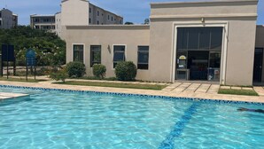 Une piscine avec une eau d’un bleu limpide et une ligne de démarcation bleue.