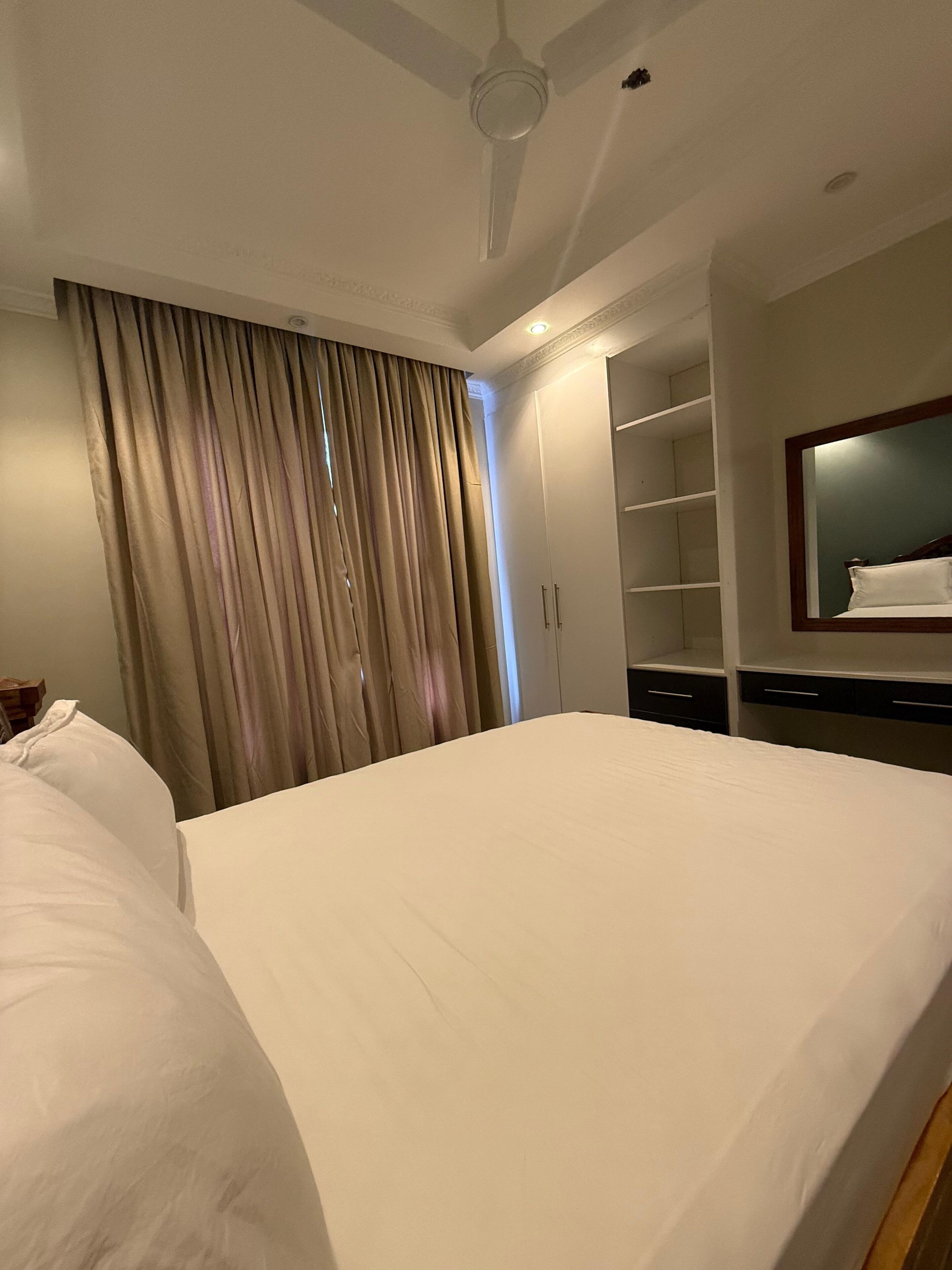 Een bureau, een strijkplank/strijkijzer, gratis wifi, beddengoed