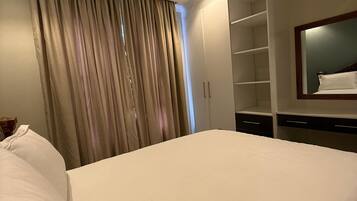 Een bureau, een strijkplank/strijkijzer, gratis wifi, beddengoed