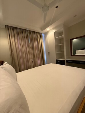 Una scrivania, ferro/asse da stiro, Wi-Fi gratuito, lenzuola