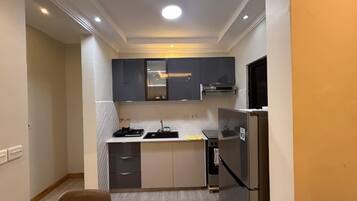 Een koelkast, een magnetron, een oven, een kookplaat