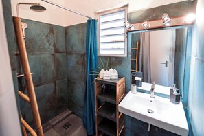 Douche, sèche-cheveux, serviettes fournies, savon