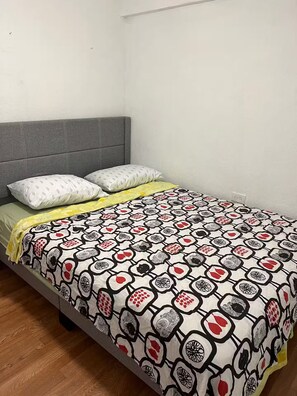 2 habitaciones, tabla de planchar con plancha, wifi y ropa de cama 