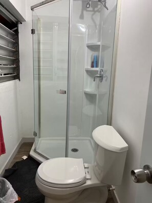 Shower, hair dryer, towels, soap - 2 bedrooms in Hato Rey (San Juan)