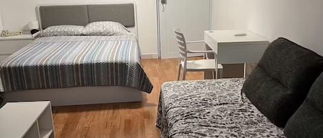 1 slaapkamer, een strijkplank/strijkijzer, wifi