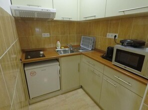 Kühlschrank, Mikrowelle, Kochgeschirr/Geschirr/Besteck