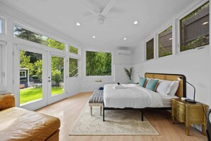 3 bedrooms, iron/ironing board, travel cot, WiFi - New Listing! Topanga Cabin by Colby & Conrad (Topanga)