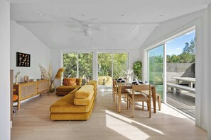 Télévision, cheminée, jeux vidéo, espaces bureaux