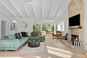 Télévision, cheminée, jeux vidéo, espaces bureaux