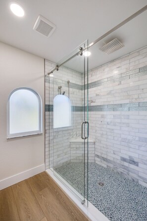 Shower, towels - Gorgeous waterfront Villa on cul-de-sac near beach (Sanibel)