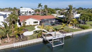 Exterior - Gorgeous waterfront Villa on cul-de-sac near beach (Sanibel)