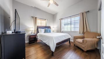 2 makuuhuonetta, työpöytä, silitysrauta/-lauta, ilmainen Wi-Fi