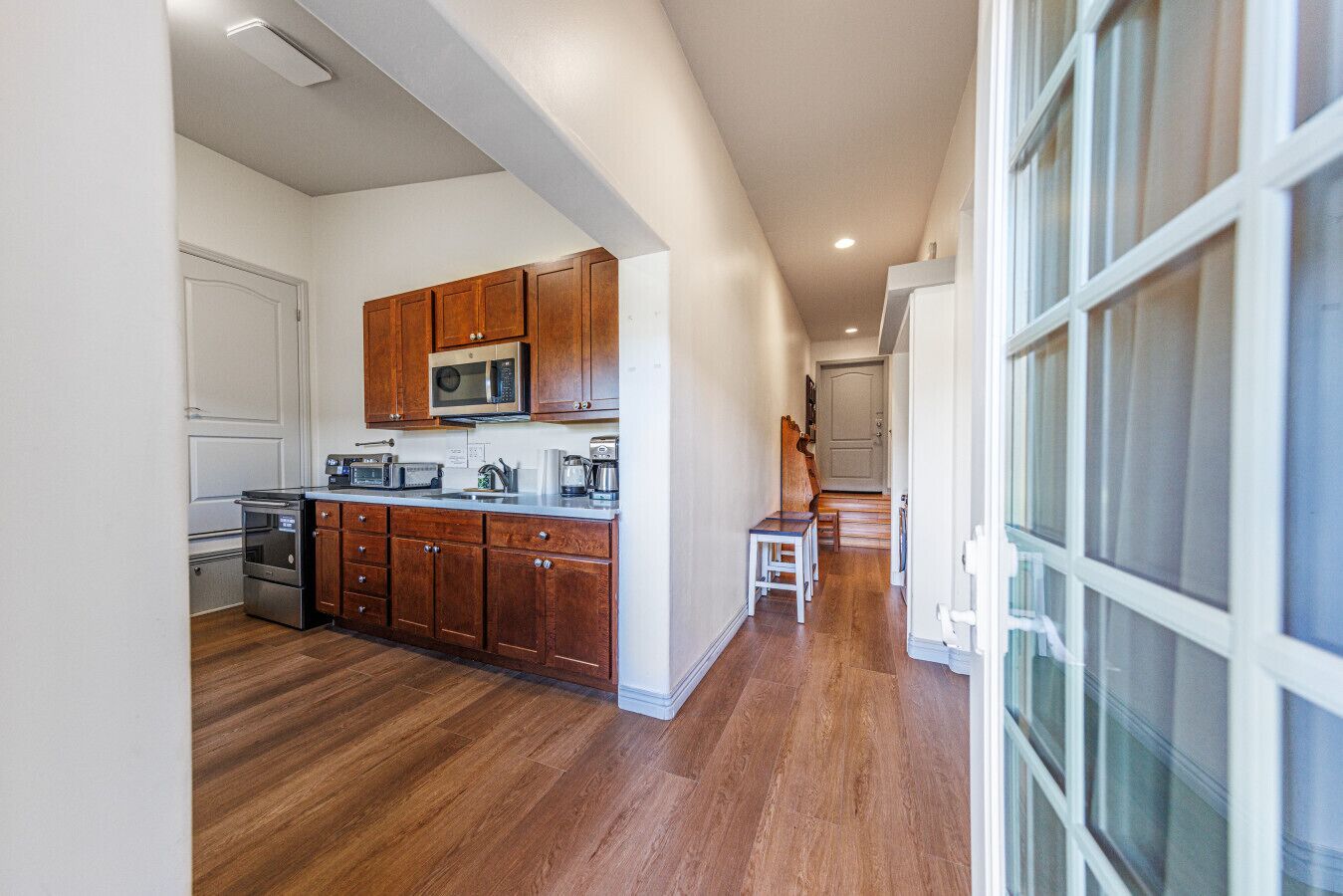 Jääkaappi, mikroaaltouuni, uuni, liesi