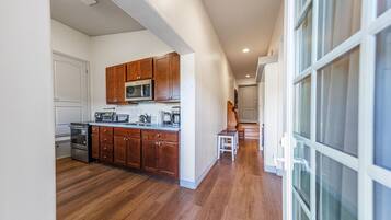 Jääkaappi, mikroaaltouuni, uuni, liesi