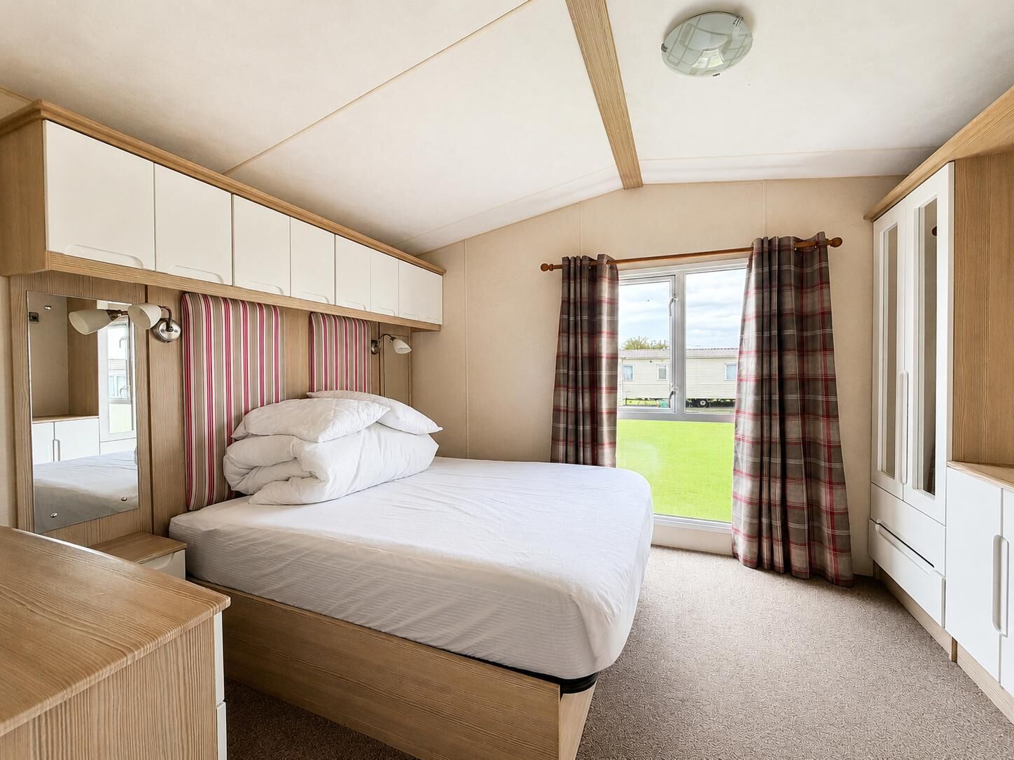 Dog Friendly 6 Berth Caravan With Decking Close To Pakefield Beach Ref 68067b - Lowestoft