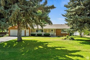Exterior - Perfect 6-bedroom house for your next getaway (Huntsville)