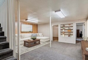Living area - Perfect 6-bedroom house for your next getaway (Huntsville)
