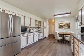 Private kitchen - Perfect 6-bedroom house for your next getaway (Huntsville)