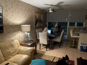 Smart TV, DVD player, books, stereo - Luxurious Beach Front Condo with Ocean View and Many Amenities (Loíza)