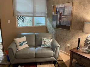 Smart TV, DVD player, books, stereo - Luxurious Beach Front Condo with Ocean View and Many Amenities (Loíza)