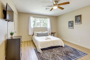 5 bedrooms, desk, iron/ironing board, Internet - 3 Mi to Dtwn Temple: Group-Ready Home w/ Yard (Temple)