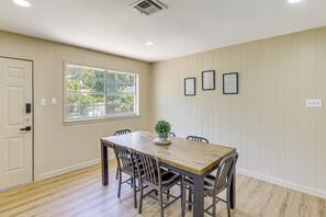 Dining - 3 Mi to Dtwn Temple: Group-Ready Home w/ Yard (Temple)