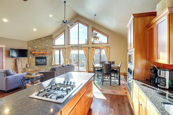 Fridge, microwave, stovetop, dishwasher - 1 Mi to Terry Peak! Black Hills Cabin Hideaway (Lead)