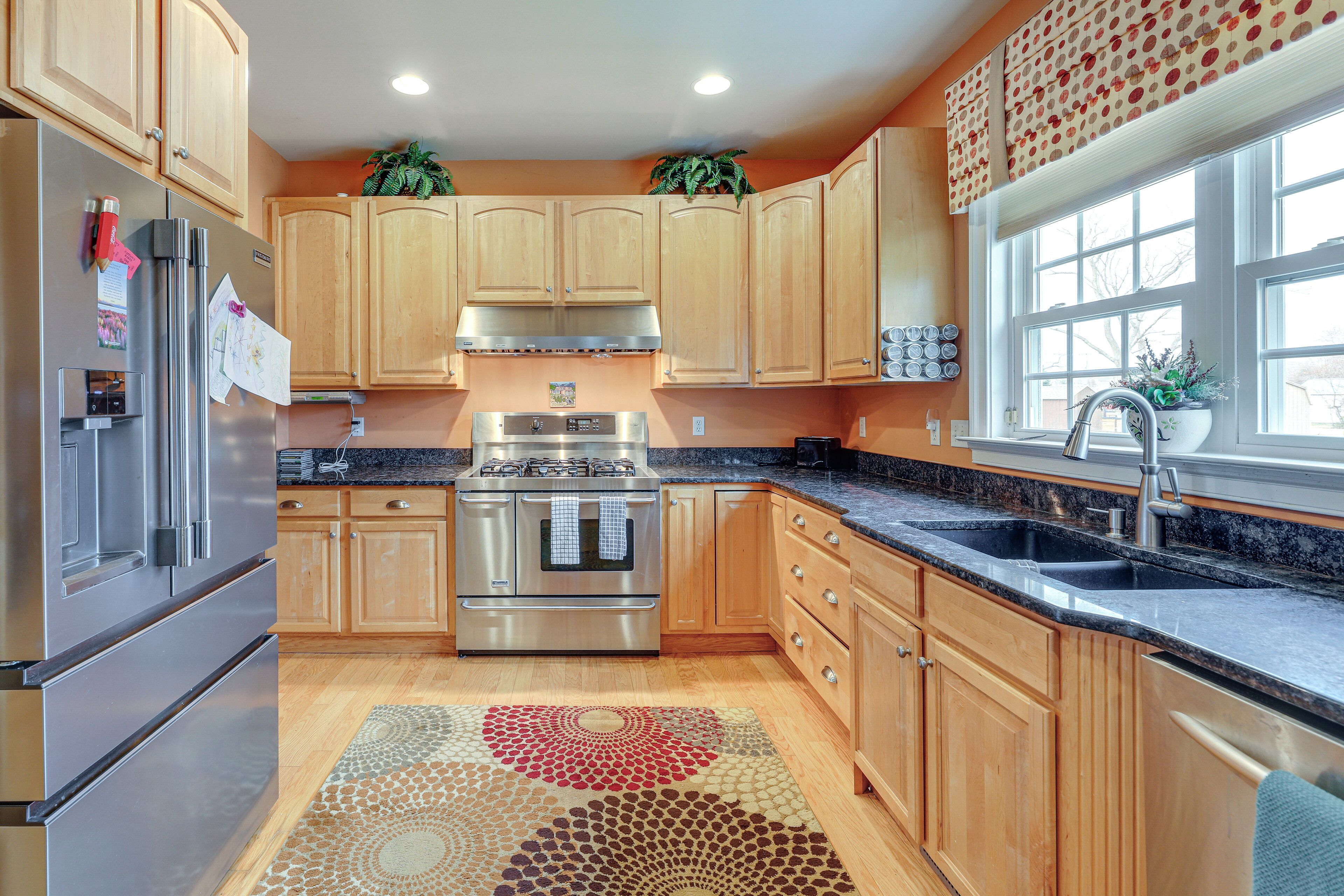 Een koelkast, een magnetron, een kookplaat, een vaatwasser