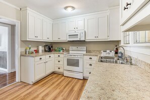 Refrigerador, microondas, placa de cocina, lavavajillas