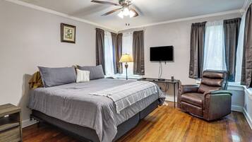 3 bedrooms, desk, iron/ironing board, internet