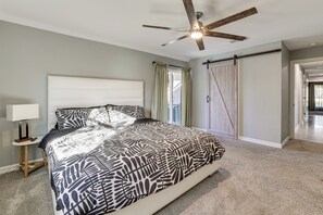 4 bedrooms, desk, iron/ironing board, Internet - 2 Mi to Galleria Dallas: Group Retreat w/ Yard! (Dallas)