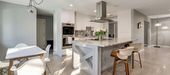 2 Mi to Galleria Dallas: Group Retreat w/ Yard!