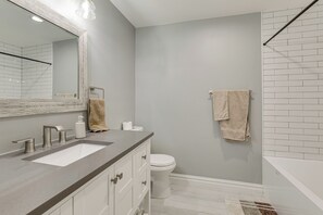 Hair dryer, towels - 2 Mi to Galleria Dallas: Group Retreat w/ Yard! (Dallas)