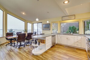 Fridge, microwave, stovetop, dishwasher - Uninterrupted Water Views! Whidbey Island Getaway (Freeland)