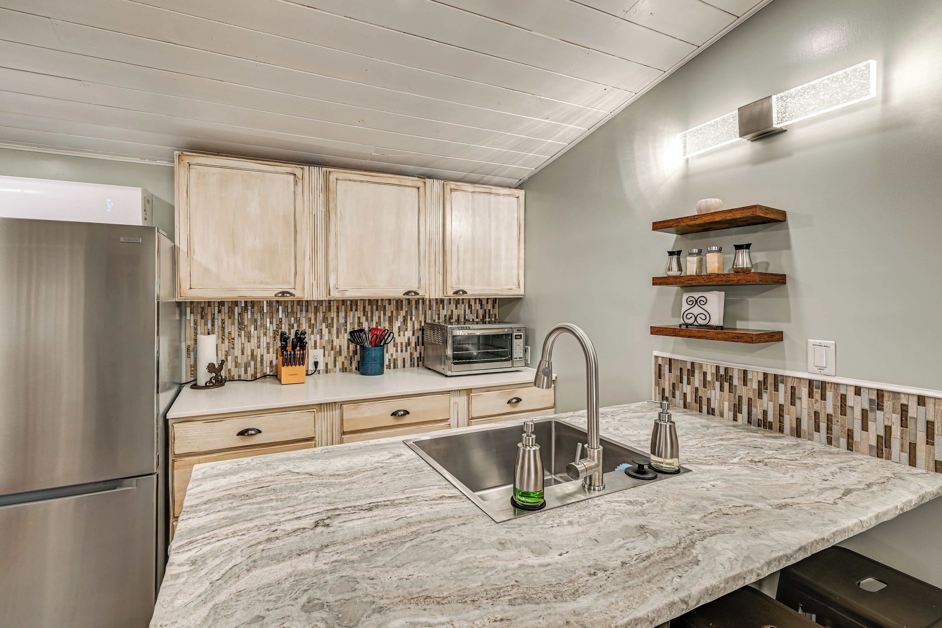 Køleskab, mikrobølgeovn, kaffe-/temaskine, brødrister