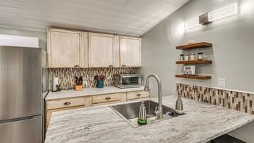 Køleskab, mikrobølgeovn, kaffe-/temaskine, brødrister