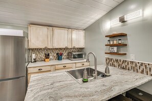 Køleskab, mikrobølgeovn, kaffe-/temaskine, brødrister