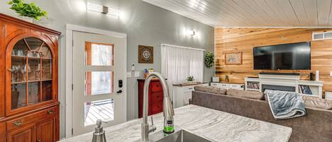 Televisión, chimenea, libros y videoteca