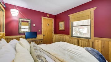 4 bedrooms, iron/ironing board, internet, bed sheets