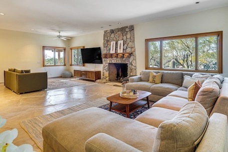 TV, fireplace. Private Casita in the Foothills of Mt Lemmon!