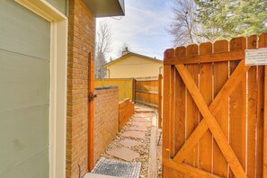 Property grounds - 6 Mi to Dtwn Fort Collins: Cozy Apt w/ Shared Yard (Fort Collins)