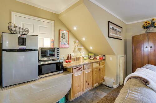 6 Mi to Dtwn Fort Collins: Cozy Apt w/ Shared Yard