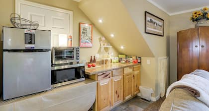 6 Mi to Dtwn Fort Collins: Cozy Apt w/ Shared Yard