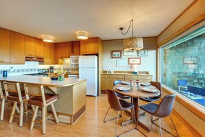 Fridge, microwave, stovetop, dishwasher