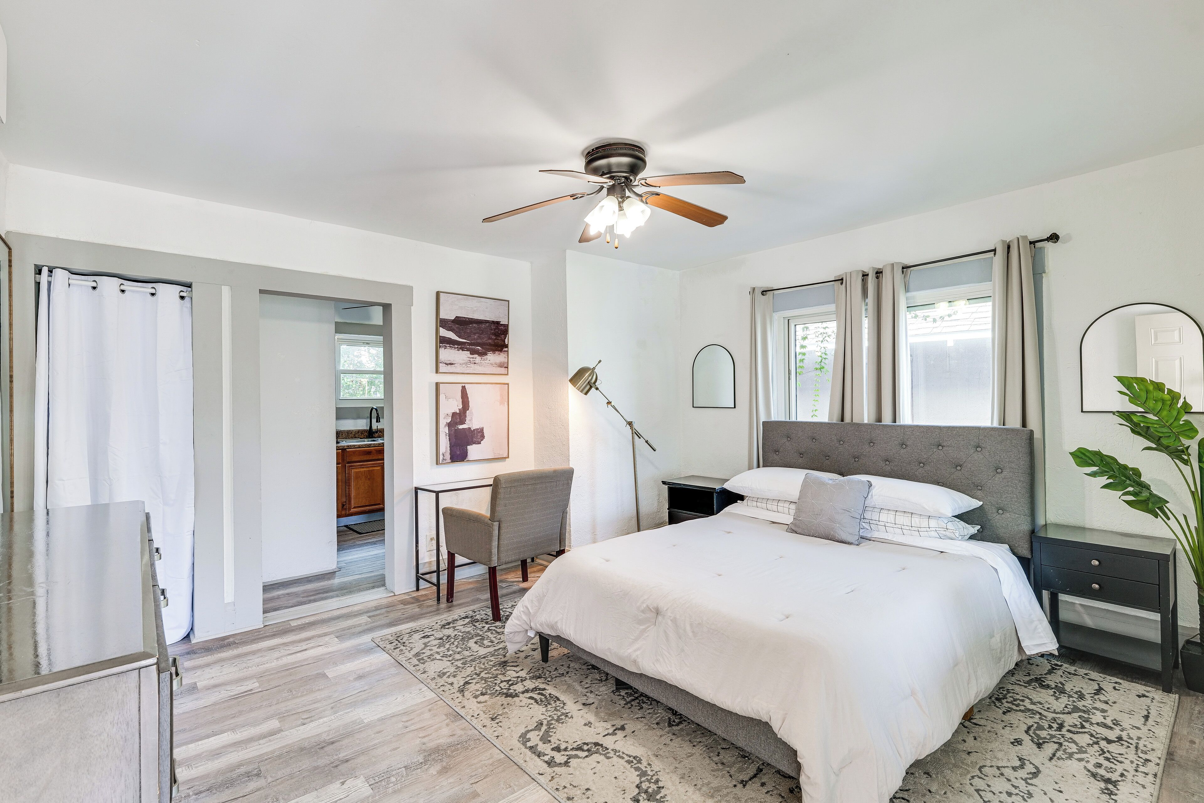 办公桌、熨斗/熨衣板  、上网接入、床单