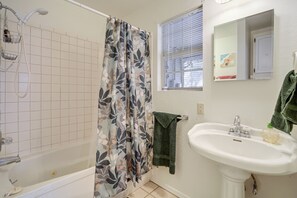 Towels - Payson Home w/ Yard & Deck: Pets Welcome! (Payson)