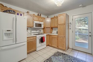 Fridge, microwave, stovetop, dishwasher - Payson Home w/ Yard & Deck: Pets Welcome! (Payson)