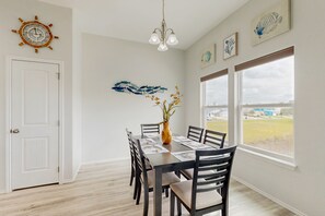Dining - Cozy beach home with full kitchen, living/dining area, patio, BBQ & Shared pool (Rockport)